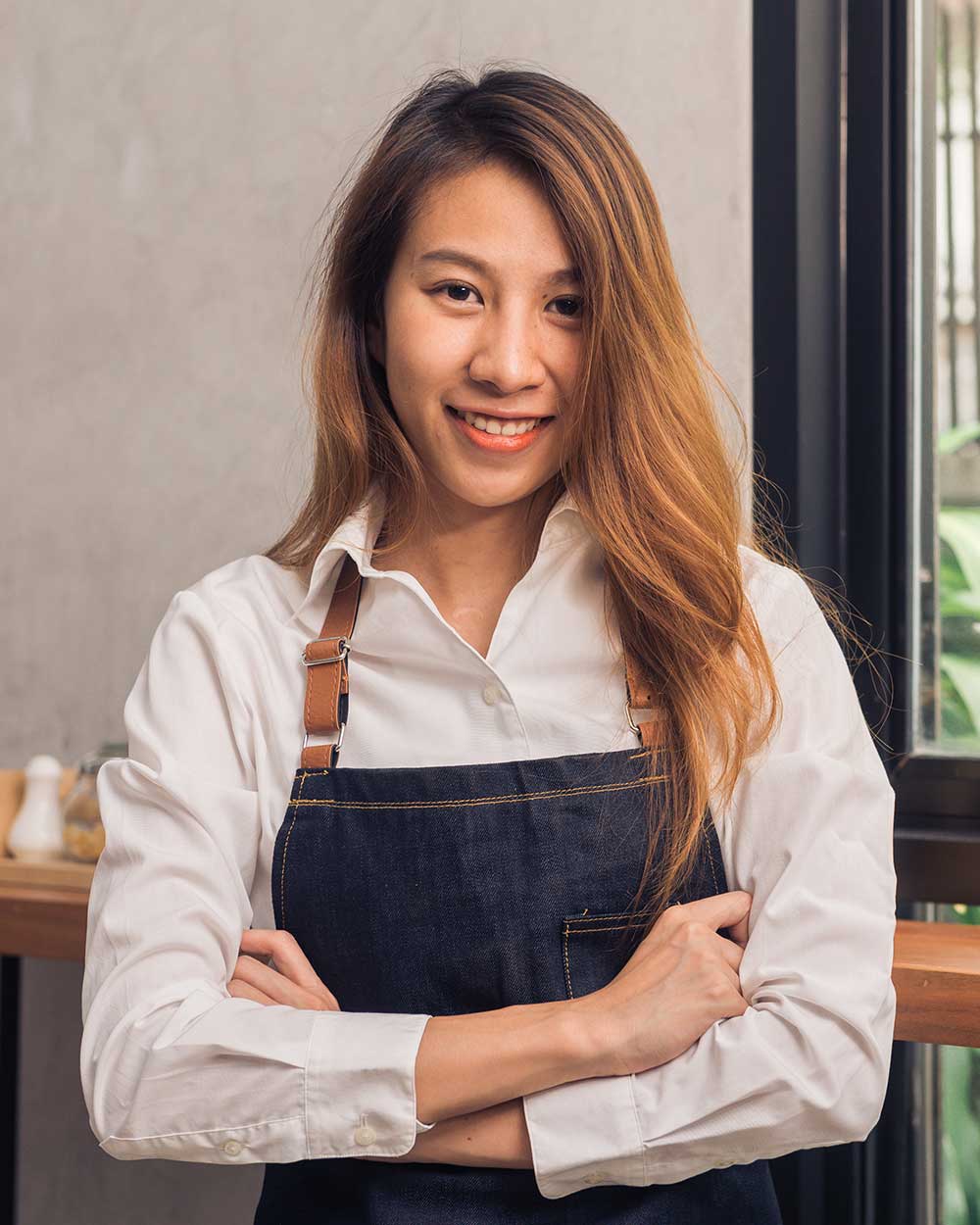 asian female barista welcome her customer to coffe WWBC665 1